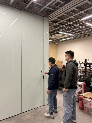 جودة  Modern Design Style Folding Office Room Separator with Aluminum Surface Material and Tempered Glass مصنع