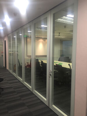 Dobra cena Odpowiedni do biura i przestrzeni handlowych składany separator biurowy z ramą z aluminium, oferujący elastyczne zarządzanie przestrzenią w Internecie