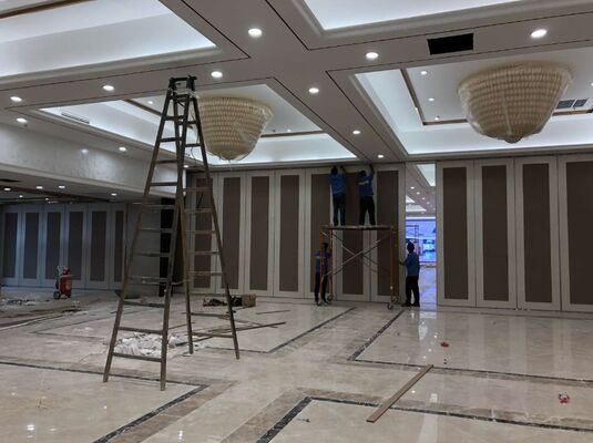 Buen precio Salas de conferencias Pared divisoria operable con calificación de incendio Clase A y sistema de sellado magnético o mecánico para uso del espacio en línea