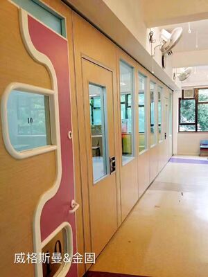 Giá tốt Hệ thống phân vùng ngăn âm thanh có thể gập lại với bề mặt đệm vải cứng được thiết kế để cải thiện hấp thụ âm thanh và riêng tư trong thiết kế văn phòng hiện đại trực tuyến